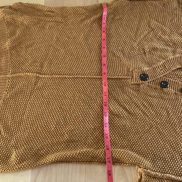 Boutique sweater, comfy with button details. New with tags Measurements in photo - Picture 8 of 10